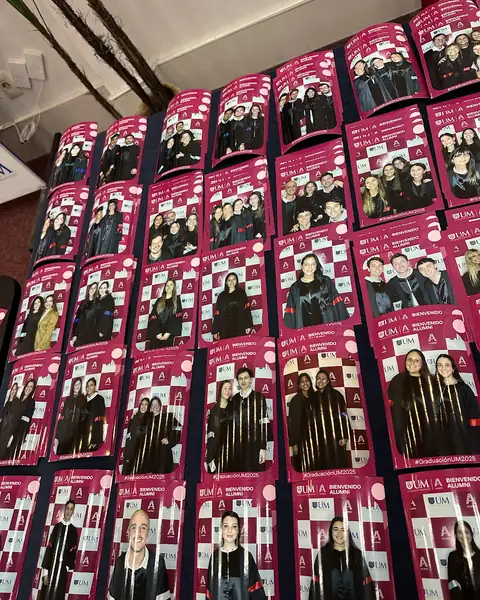 Invitados retirando su foto impresa durante una activación