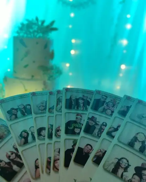 Fotos impresas junto a la torta de una fiesta de 15