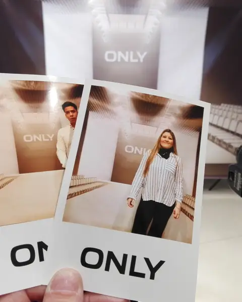 Foto impresa en formato polaroid entregada en el momento