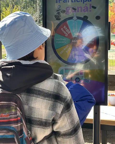 Participante jugando a la ruleta digital en una pantalla táctil