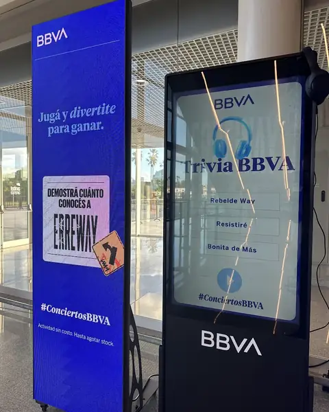Tótem con la trivia de BBVA durante una activación