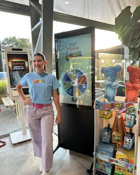 Participante eligiendo su premio en la ruleta de una activación