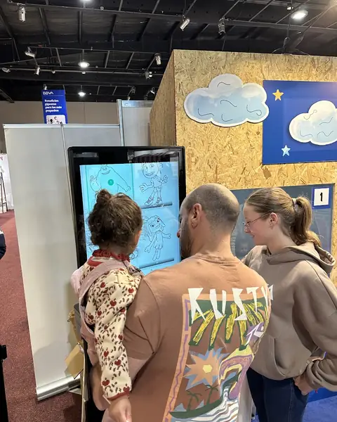 Chicos jugando en una pantalla táctil durante un evento